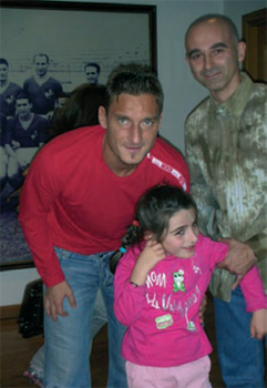 Francesco Totti con una bambina